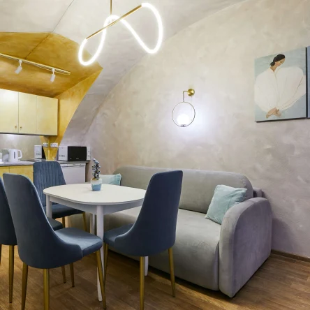 у Московского вокзала с арочным потолком